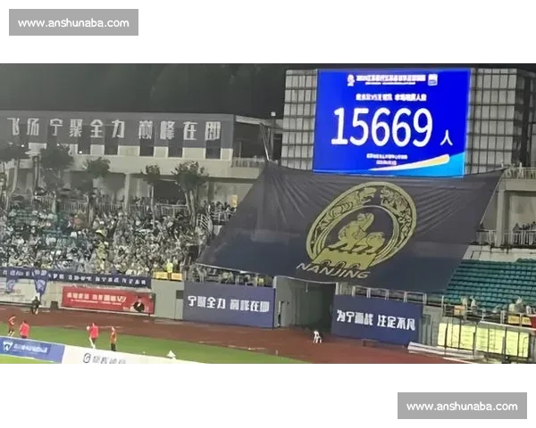 南京球迷赛后清理垃圾引热议,苏超球迷素质成标杆 南京球迷赛后清理垃圾引热议,苏超球迷素质成标杆